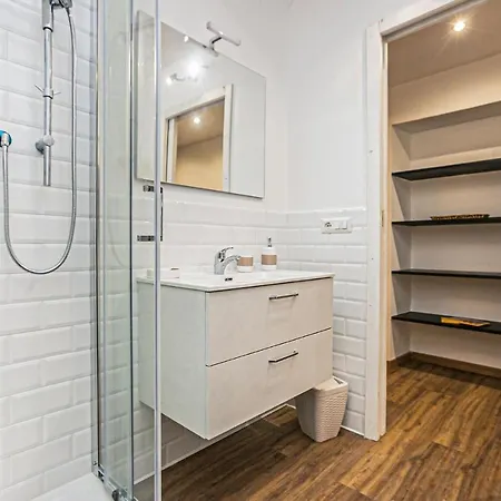 Awesome In With Wifi And 1 Bedrooms Apartamento Génova